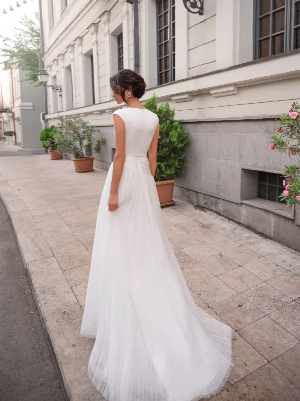 Elegant Sleeveless Satin Wedding Dress